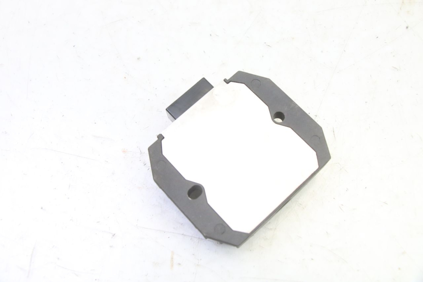 photo de REGULATOR YAMAHA FZ6 FAZER S2 600 (2007 - 2011)