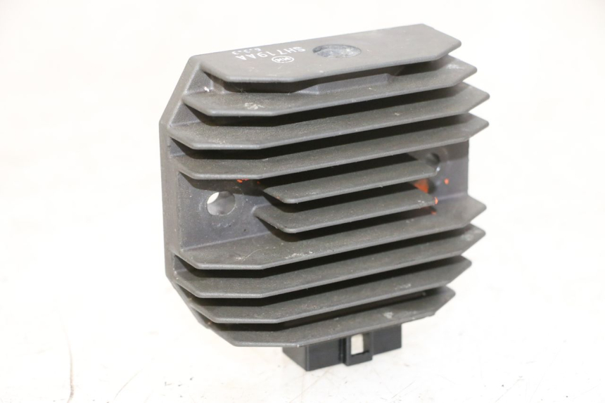 photo de REGULATOR YAMAHA FZ6 N FAZER 600 (2004 - 2006)