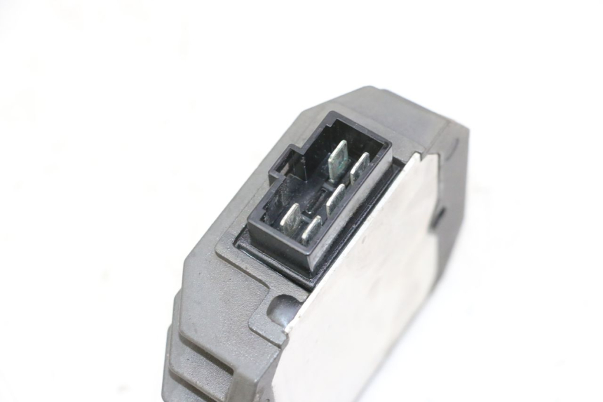 photo de REGULATOR YAMAHA FZ6 N FAZER 600 (2004 - 2006)