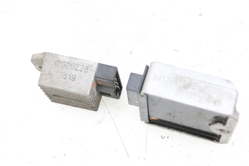 photo de CHARGING REGULATOR PIAGGIO NEW TYPHOON 50 (2018 - 2021) - Alternative perspective