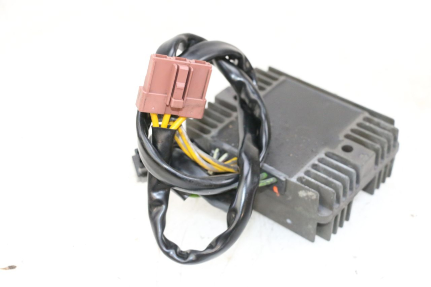 photo de CHARGING REGULATOR PIAGGIO VESPA GTS SUPER IE 125 (2009 - 2016) - Alternative perspective