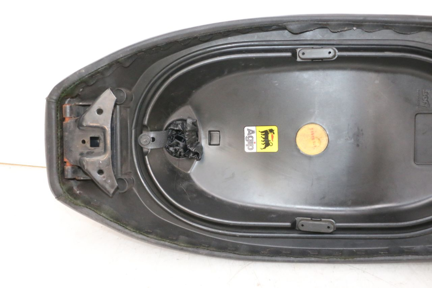 photo de SEAT PIAGGIO VESPA GTS SUPER IE 125 (2009 - 2016) - Fixing points details