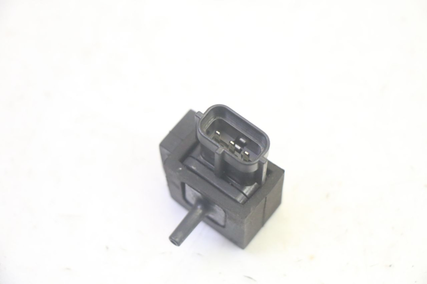 photo de AIR PRESSURE SENSOR SUZUKI BURGMAN 125 (2007 - 2014) - Alternative perspective