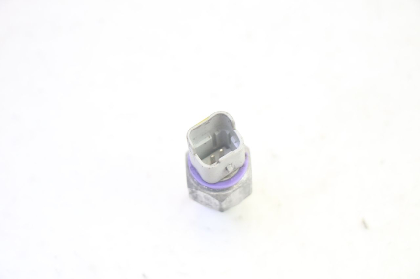 photo de OIL BRAKE PRESSURE SENSOR PIAGGIO MP3 LT 400 (2007 - 2012) - Technical close-up