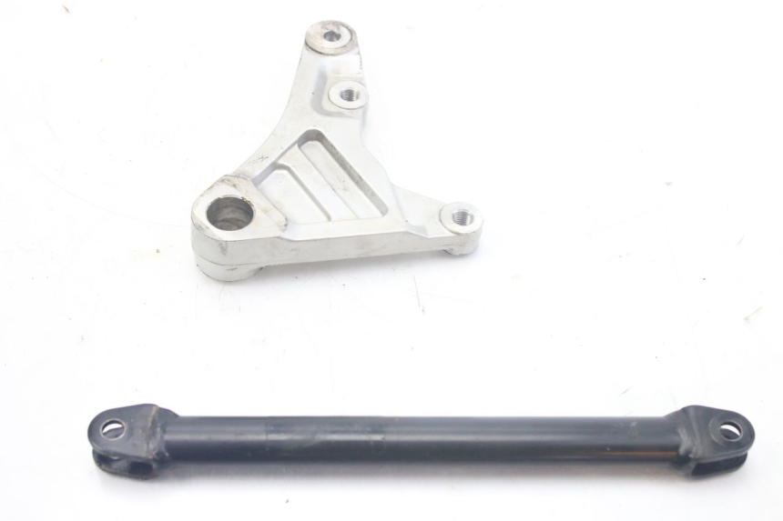 photo de REAR BRAKE CALIPER BRACKET YAMAHA FZS FAZER 600 (1998 - 2001)