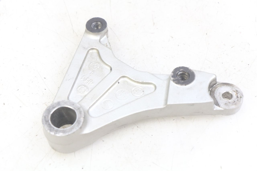 photo de REAR BRAKE CALIPER BRACKET YAMAHA FZS FAZER 600 (1998 - 2001)