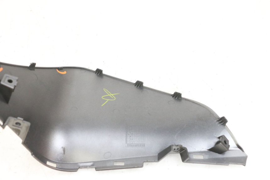 photo de RIGHT INNER LEGSHIELD YAMAHA TRICITY 300 (2020 - 2024) - Zoom on usage condition