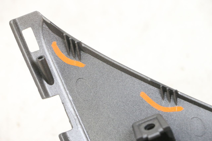 photo de RIGHT INNER LEGSHIELD YAMAHA TRICITY 300 (2020 - 2024) - Technical close-up