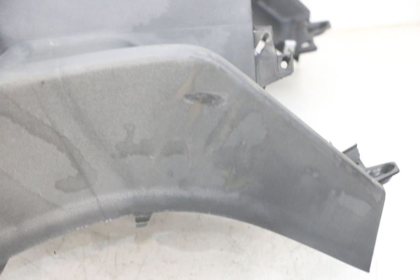 photo de INNER LEGSHIELD PIAGGIO MP3 RL 250 (2006 - 2010) - Fixing points details