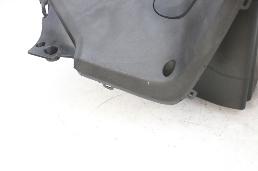 photo de INNER APRON YAMAHA XMAX X-MAX 125 (2006 - 2009) - Distinctive features