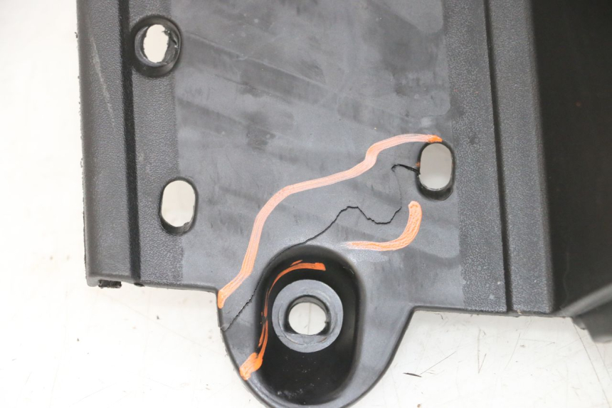 photo de INNER LEGSHIELD PIAGGIO XEVO - X EVO 125 (2007 - 2016) - Fixing points details