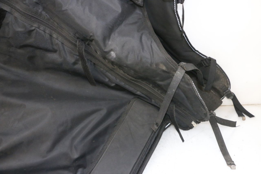 photo de LEG COVER PIAGGIO MP3 HPE 300 (2019 - 2026) - Fixing points details