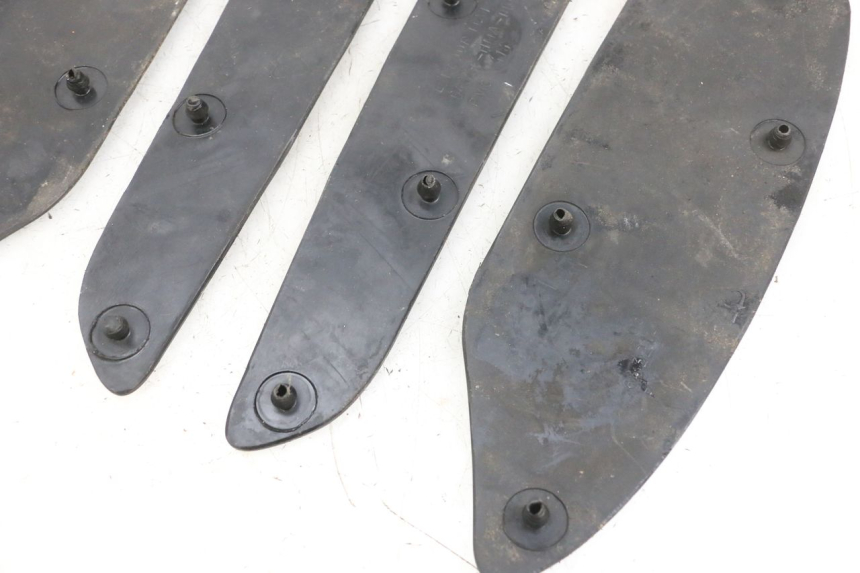 photo de FLOOR PANEL RUBBER SYM GTS EVO 125 (2009 - 2013) - Zoom on usage condition