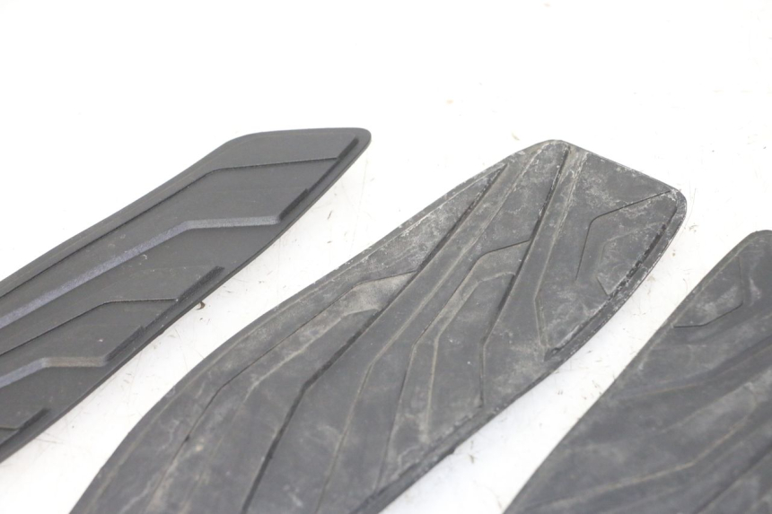 photo de FLOOR PANEL RUBBER SYM JOYMAX 125 (2010 - 2017)