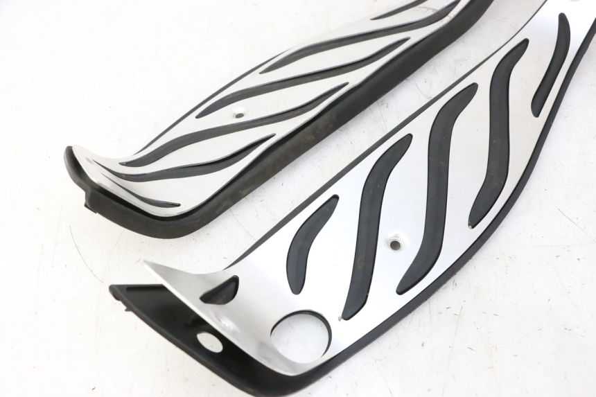 photo de FLOOR PANEL RUBBER PIAGGIO MP3 HPE 310 (2024 - 2025)