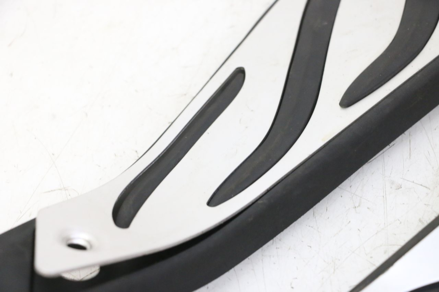 photo de FLOOR PANEL RUBBER PIAGGIO MP3 HPE 310 (2024 - 2025)