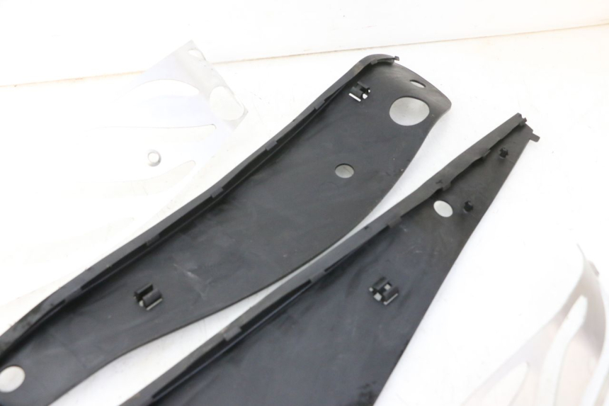 photo de FLOOR PANEL RUBBER PIAGGIO MP3 HPE 310 (2024 - 2025)