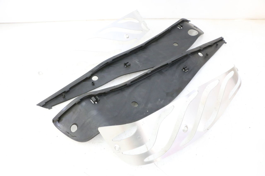 photo de FLOOR PANEL RUBBER PIAGGIO MP3 HPE 310 (2024 - 2025)
