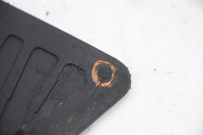 photo de FLOOR PANEL RUBBER PIAGGIO MP3 HPE 350 (2018 - 2020) - Fixing points details