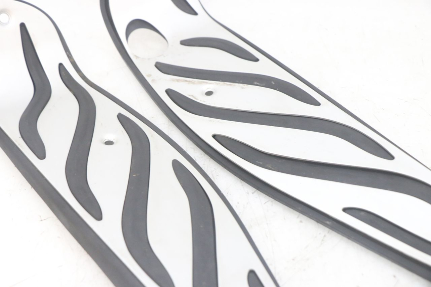 photo de FLOOR PANEL RUBBER PIAGGIO MP3 HPE 300 (2019 - 2026) - Supplementary product photo