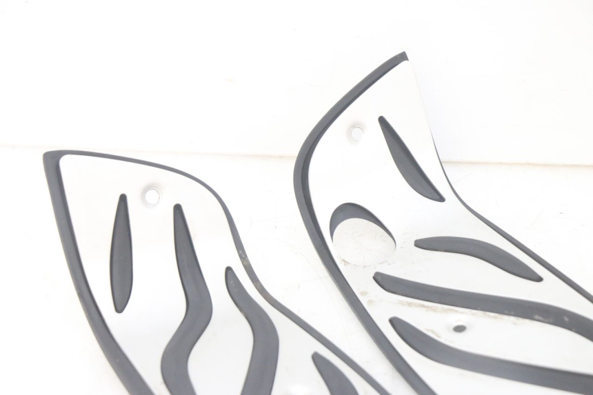 photo de FLOOR PANEL RUBBER PIAGGIO MP3 HPE 300 (2019 - 2026) - Detailed visual inspection