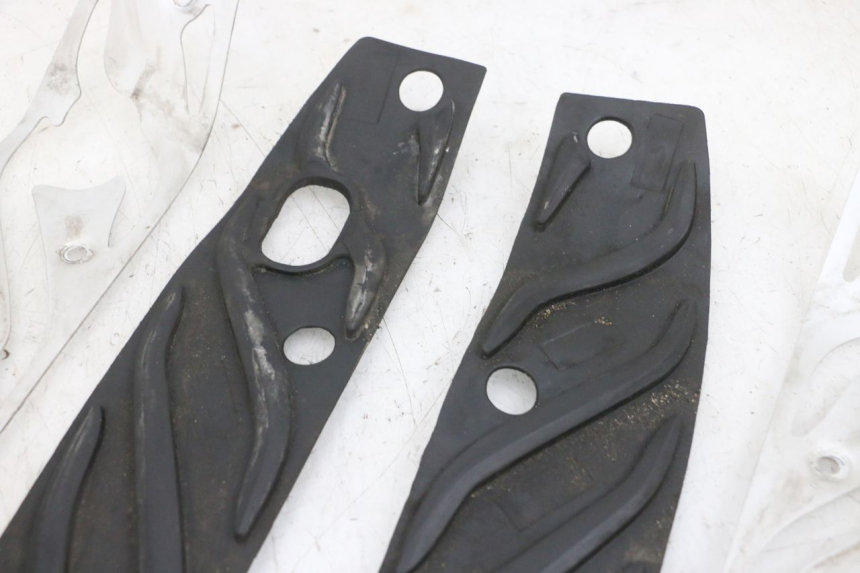 photo de FLOOR PANEL RUBBER PIAGGIO MP3 500 (2016 - 2018) - Fixing points details