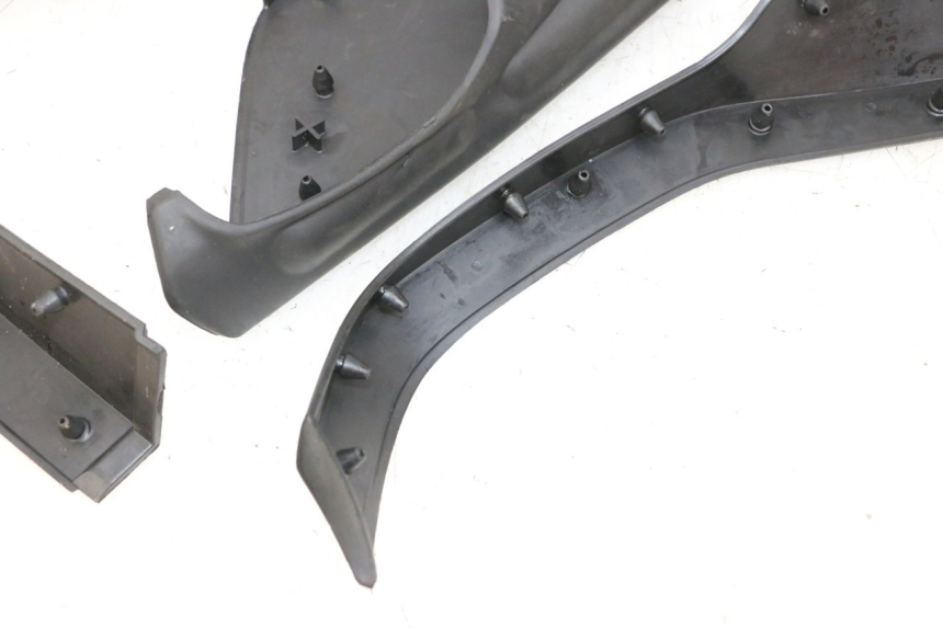 photo de FLOOR PANEL RUBBER YAMAHA NEO'S CORE 1 (2022 - 2026) - Alternative angle