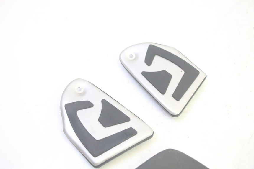 photo de FLOOR PANEL RUBBER YAMAHA TRICITY 300 (2020 - 2024) - Component detail