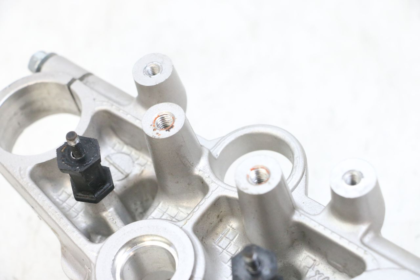 photo de UPPER FORK YOKE SUZUKI GSF N BANDIT 600 (1996 - 1999) - Alternative perspective