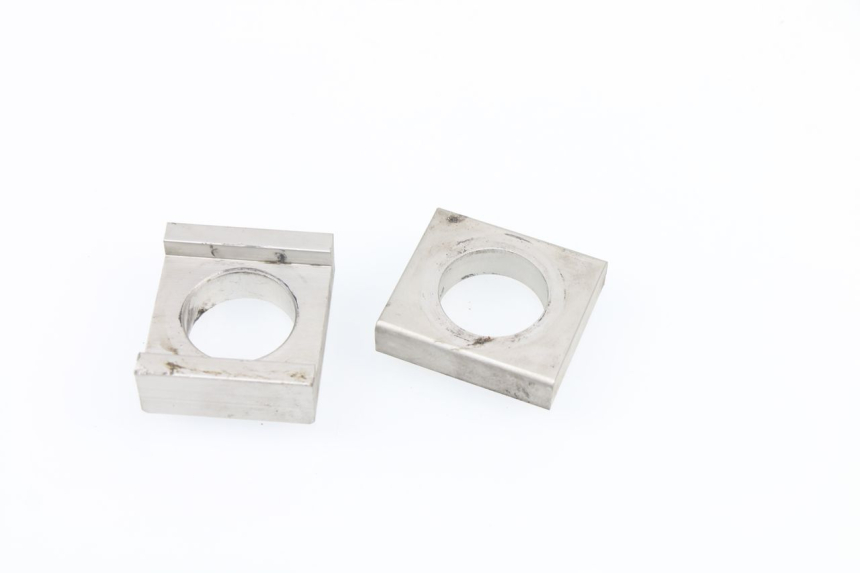 photo de CHAIN ADJUSTER YAMAHA YZF R6 600 (1999 - 2001)