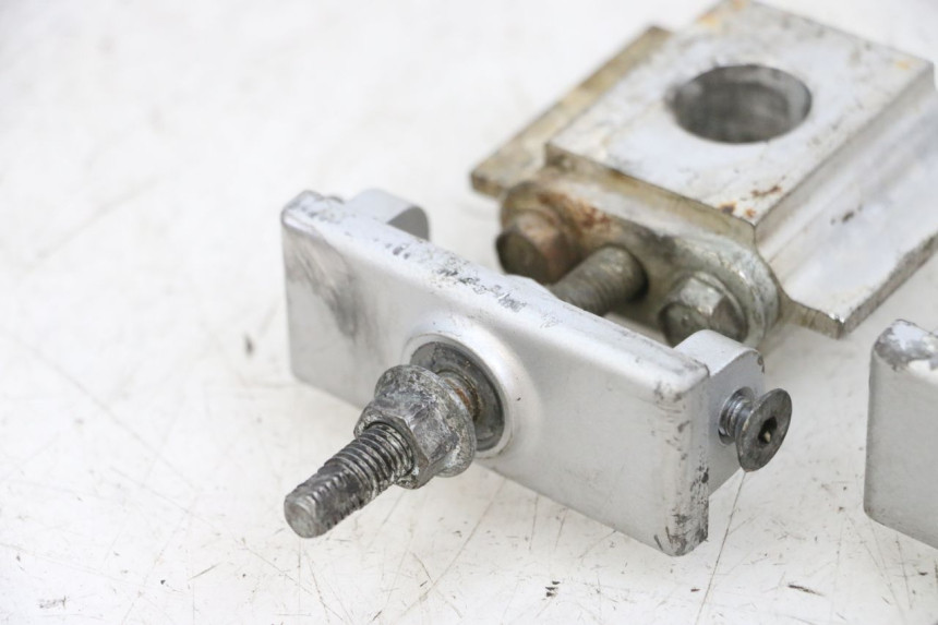 photo de CHAIN ADJUSTER KAWASAKI ZR 7 750 (1999 - 2001) - Zoom on usage condition