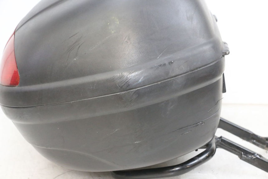 photo de TOP BOX PEUGEOT KISBEE 4T 50 (2010 - 2017) - High-resolution close-up