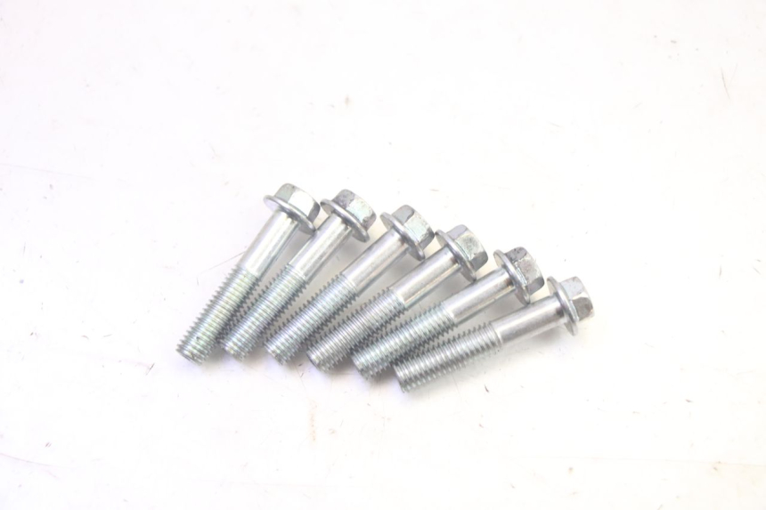 photo de REAR WHEEL SHAFT YAMAHA TRICITY 300 (2020 - 2024) - High-resolution close-up