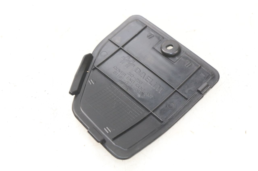 photo de RIGHT INSPECTION COVER DAELIM S2 FI 125 (2008 - 2017)