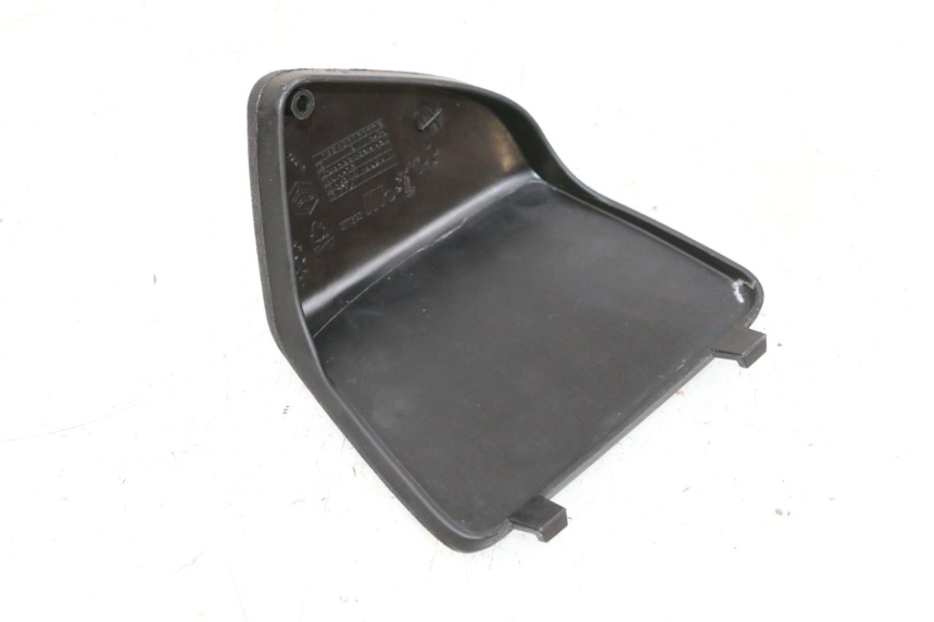 photo de LEFT INSPECTION COVER PIAGGIO VESPA GTS SUPER IE 125 (2009 - 2016) - Zoom on usage condition