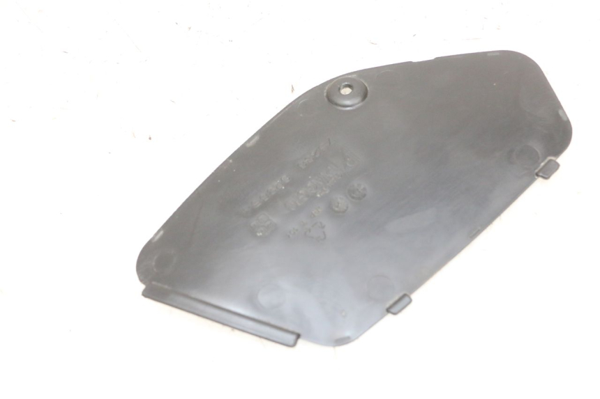 photo de LEFT SIDE ACCESS PANEL PIAGGIO XEVO - X EVO 125 (2007 - 2017) - Zoom on usage condition