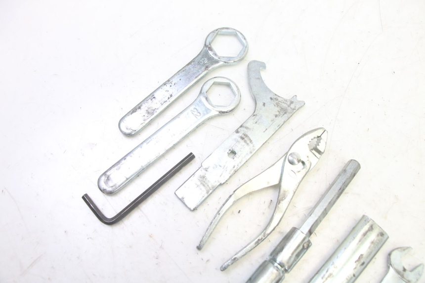 photo de TOOL KIT HONDA CBR RR FIREBLADE 900 (1992 - 1994)