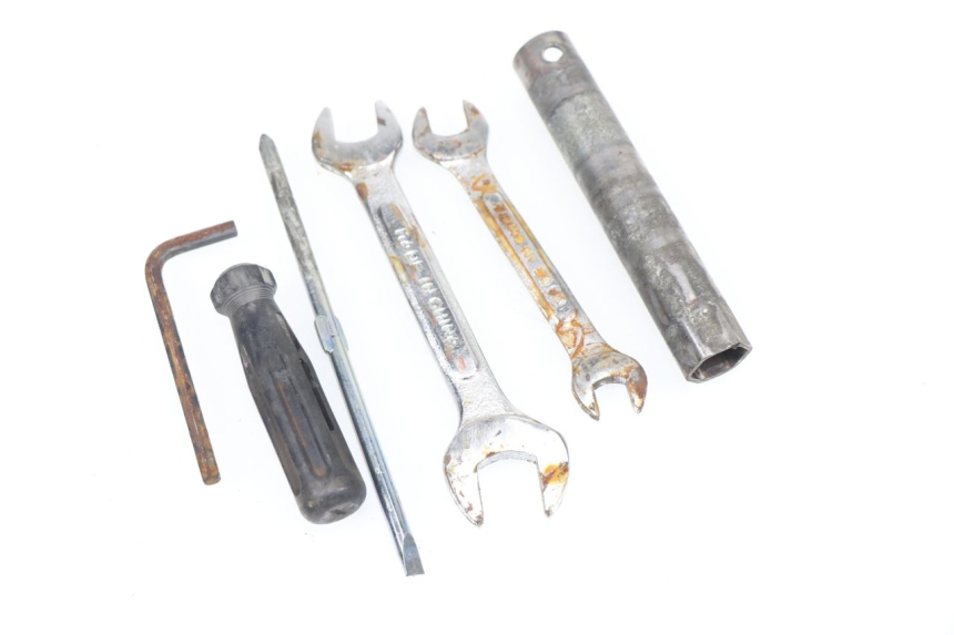 photo de TOOL KIT DAELIM VJ ROADWIN 125 (2004 - 2007)