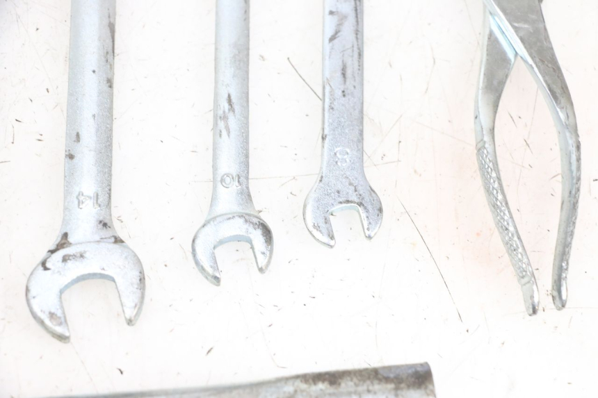 photo de TOOL KIT SUZUKI DL V STROM 1000 (2002 - 2007) - Fixing points details