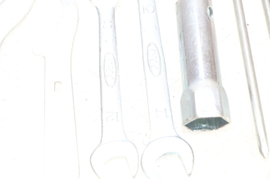 photo de TOOL KIT HONDA FES PANTHEON 2T 125 (1998 - 2002) - Technical close-up