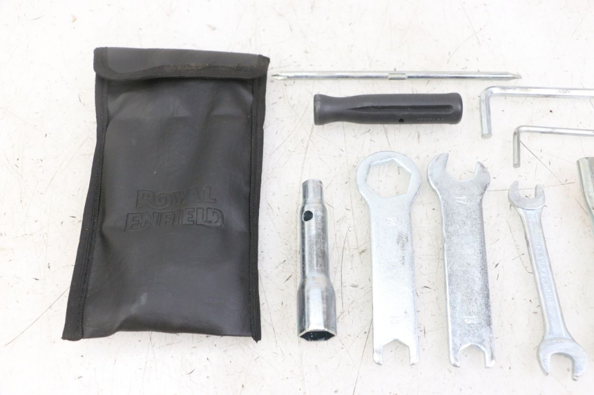 photo de TOOL KIT ROYAL ENFIELD HYMALAYAN 410 (2016 - 2023)