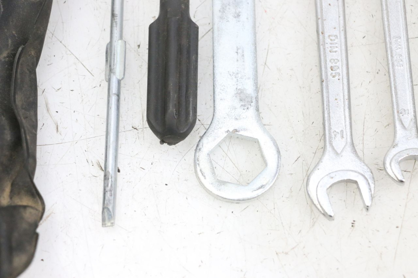 photo de TOOL KIT YAMAHA TZR 50 (2008 - 2016) - Fixing points details