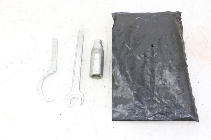 photo de TOOL KIT PIAGGIO X9 EVOLUTION 125 (2003 - 2007)