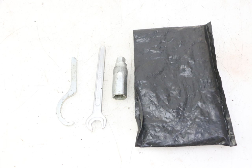 photo de TOOL KIT PIAGGIO X9 EVOLUTION 125 (2003 - 2007)