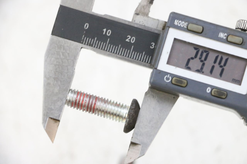 photo de BRAKE DISC BOLT PEUGEOT KISBEE 4T 50 (2010 - 2017) - Zoom on usage condition